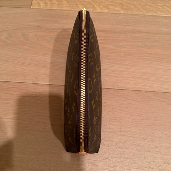 Louis Vuitton GM Cosmetic Pouch - Picture 6 of 12
